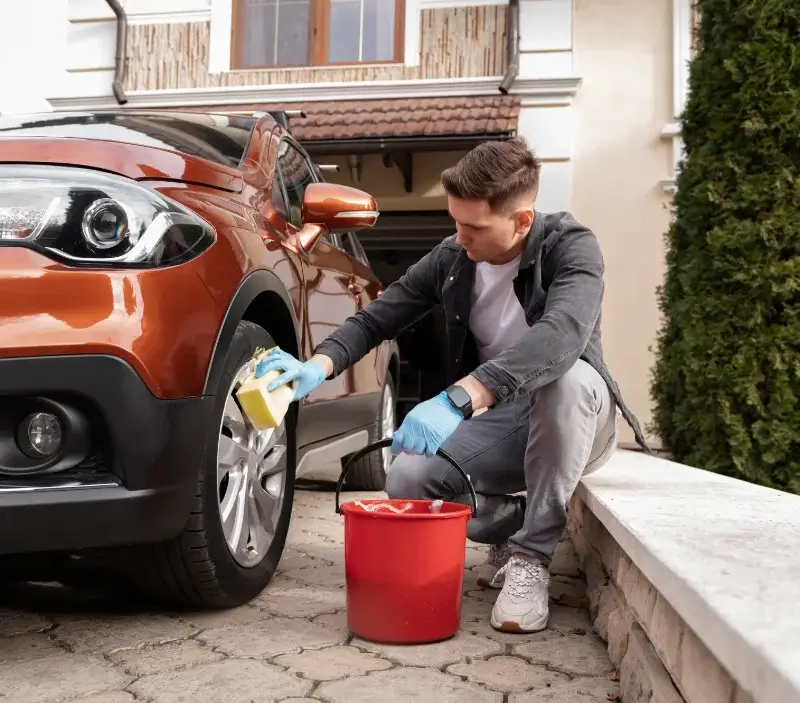 Lavage auto à domicile La Landec : professionnel intervenant sur un véhicule